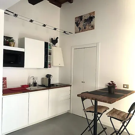 Veronica House Rom